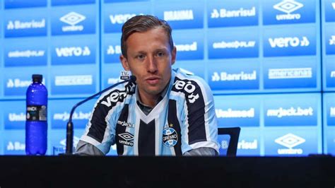 Lucas Leiva Fez Apelo Importante Para A Torcida Do Gr Mio