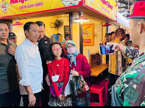 Momen Jokowi Sambangi Warung Nasi Legendaris Bu Eha Di Pasar Cihapit