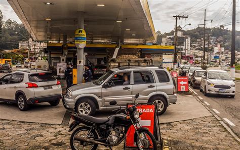 Caminhoneiros Motoristas Formam Filas Em Postos De Gasolina