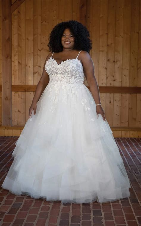 Enchanting Plus Size Ballgown Wedding Dress With Sweetheart Neckline