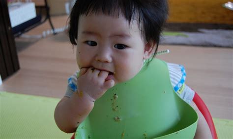 子どもの食べこぼし対策｜食事をこぼした時に手軽に対処できる3つの方法