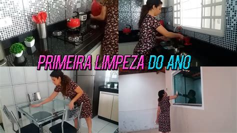 Lavei a cozinha limpei geladeira e armário por fora lavei banheiro