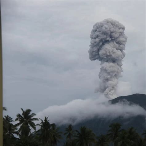 Kementerian Gunung Ibu Di Halmahera Erupsi Lontarkan Abu Status Siaga