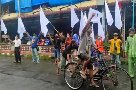 Dagangan Tak Laku Di Masa PPKM Pedagang Pasar Horas Angkat Bendera Putih