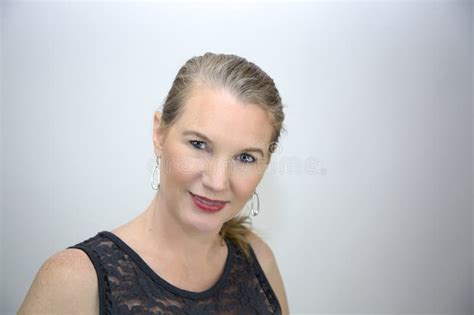 Reife Blonde Frau In Der Schwarzen Spitze Stockfoto Bild Von Gesicht Einfassungen