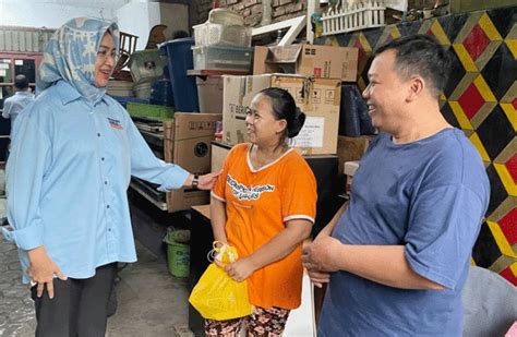 Airin Bagikan Makan Dan Susu Gratis Untuk Pelajar Kota Tangerang