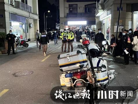 杭州城西益乐新村小区发生汽车撞人事件，目击者：车速太快，柱子都被撞歪了