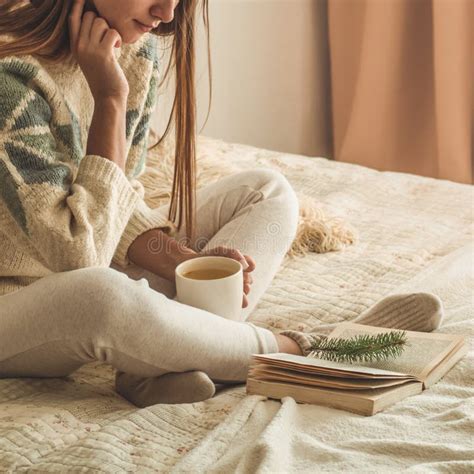 Comfortabel Huis Het Mooie Meisje Leest Een Boek Op Het Bed Goedemorgen