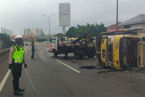 Sopir Hilang Kendali Truk Engkel Terguling Di Tol Jakarta Tangerang