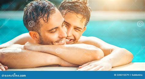 Couple Gay Détente Dans La Piscine Lgbt Deux Jeunes Hommes Qui Aiment La Nature En Plein Air S