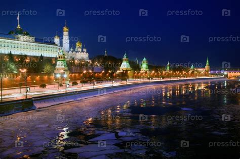 Фотография на тему Ночной вид на Большой Кремлевский дворец и ...