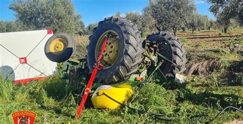 Fallece un hombre de 73 años al volcar por completo el tractor que