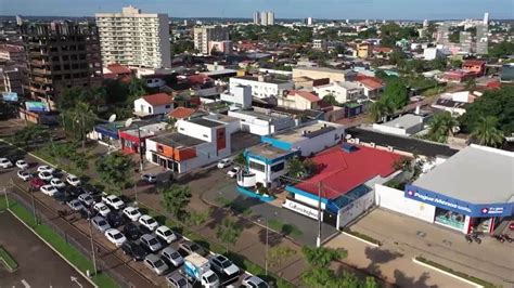 Drive thru de vacinação contra a gripe forma fila quilométrica de