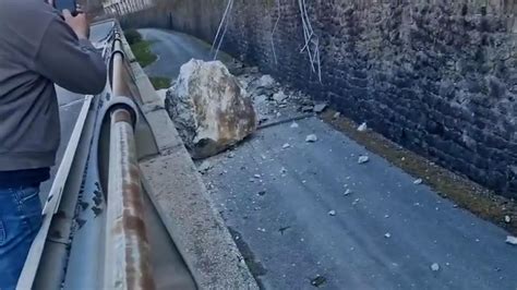 Frana In Valsugana Massi E Detriti Precipitano Sulla Statale Nessun