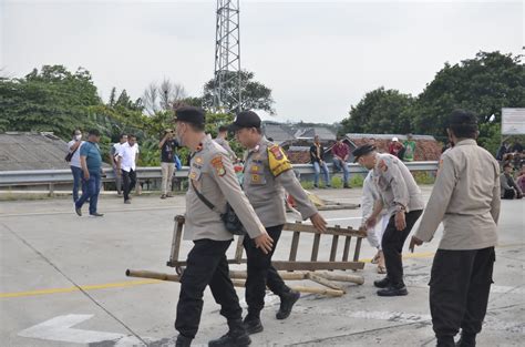 Warga Perwakilan Ahli Waris Jatikarya Kembali Lakukan Aksi Blokir Jalan