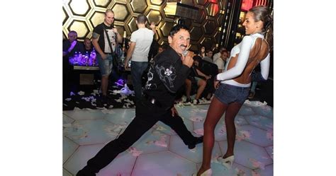 Милко на шпагат