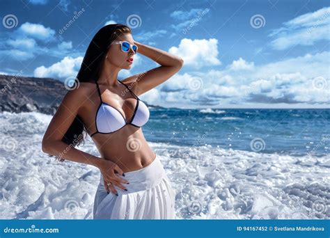 Mooi Meisje In Witte Bikini Bij Kust Stock Foto Image Of Mooi Blauw