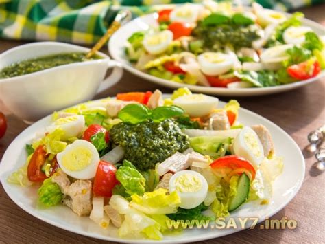 Салат с индейкой, дайконом и песто