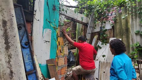 Rvore Tomba Sobre Casa E Mata Morador Durante Chuva Em Manaus