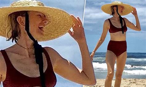 Naomi Watts Shows Off Her Incredible Figure In A Retro Style Bikini Daily Mail Online