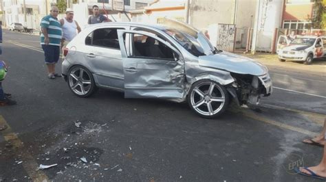 Três ficam feridos em acidente durante suposto racha em avenida de