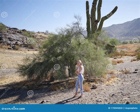Bet Ubende Junge Latina Frau Wirft Im Wei En Tr Gershirt Und Denim W Ste Auf Stockfoto Bild