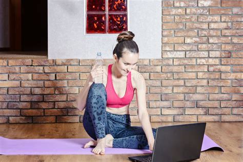 Het Aantrekkelijke Brunette Op Middelbare Leeftijd Neemt Een Onderbreking Van Oefeningen Terwijl