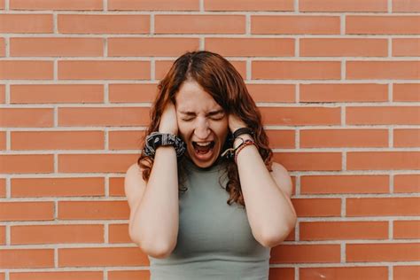 Mujer Joven Gritando Desesperada Con Las Manos En La Cabeza Depresi N Y