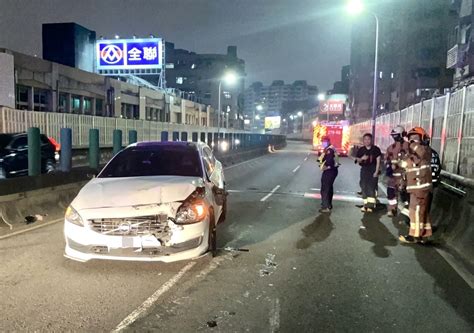 男子酒駕高架橋超車不慎 擦撞特斯拉後翻車側躺路中 Yahoo奇摩汽車機車