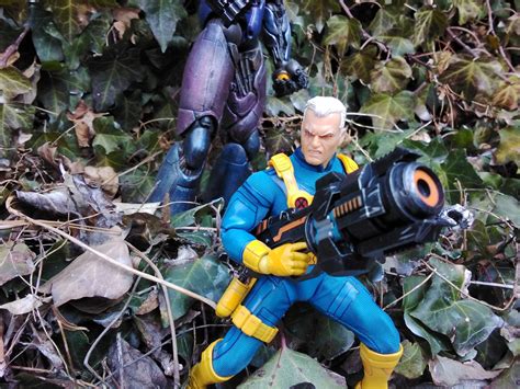 Mezco One Collective Showdown Cable Wars