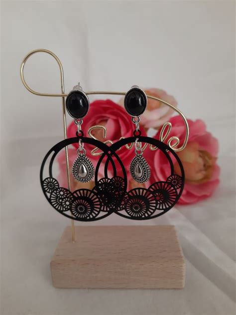 Une Jolie Paire De Boucles D Oreilles Noires Et Argent Es L G Res Et