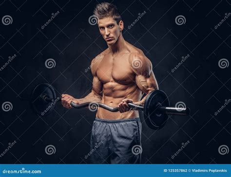 Hombre Descamisado Hermoso Con El Pelo Elegante Y El Ectomorph Muscular