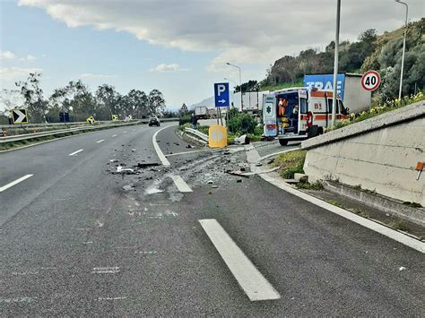 Messina Terribile Scontro Auto Tir In Autostrada Ferito Un Uomo Di