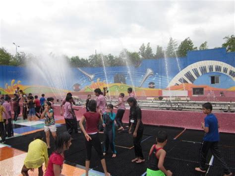 Students Having Fun At Yazoo Park With Rain Dance Picnic Raindance