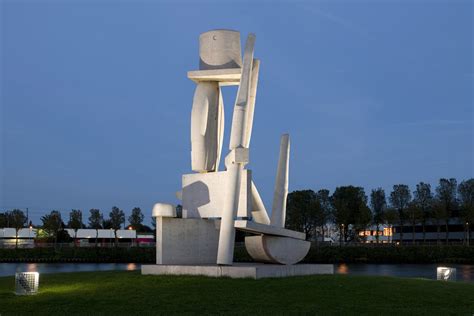 Illuminating Sculptures And Monuments ERCO