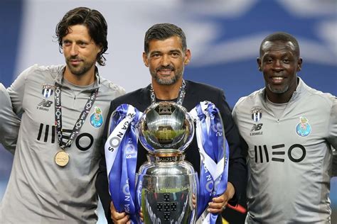 A Festa Do Fc Porto Ao Levantar A Ta A De Campe O Nacional Desporto