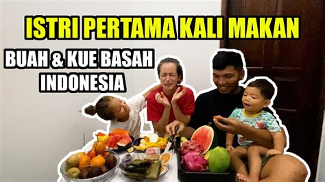 Istri Ukraina Pertama Kali Makan Buah Kue Basah Indonesia