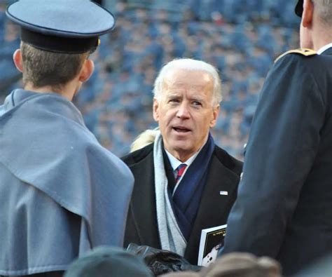 Il Presidente Joe Biden Lancia Lallarme Sulle Auto Elettriche Cinesi