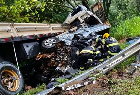 Br Acidente Entre Caminhonete E Caminh O Deixa Dois Mortos