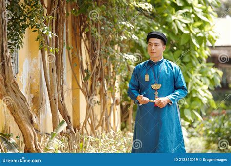 Hombre Vietnamita En Vestido Ao Dai Imagen De Archivo Imagen De