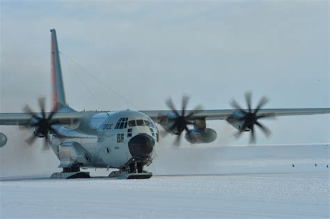 DVIDS - Images - LC-130 Hercules Operation Deep Freeze [Image 7 of 8]