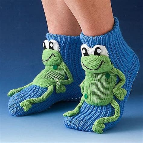 Необычные вязанные носки спицами Crochet Mittens, Knitted Slippers ...