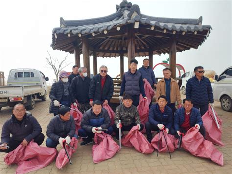 우리마을소식 교동면 이장단 해안가 쓰레기 수거에 힘 쏟아 내용 강화군 읍·면동네 알림방