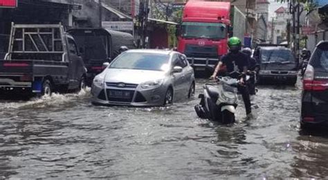 Terendam Banjir Puluhan Motor Di Jalan Letjen Suprapto Sidoarjo Mogok