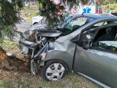 Choca Su Auto Contra árbol En El Libramiento Apizaco Cuarto De Guerra