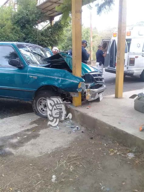 Camioneta Choca Contra Puente Peatonal En Xalapa Hay Dos Lesionados