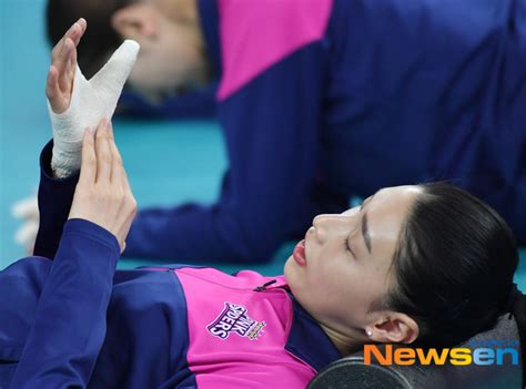 Po3차전 김연경 붕대 감은 오른손에 착찹한 배구여제 포토엔hd 손에 잡히는 뉴스 눈에 보이는 뉴스 뉴스엔