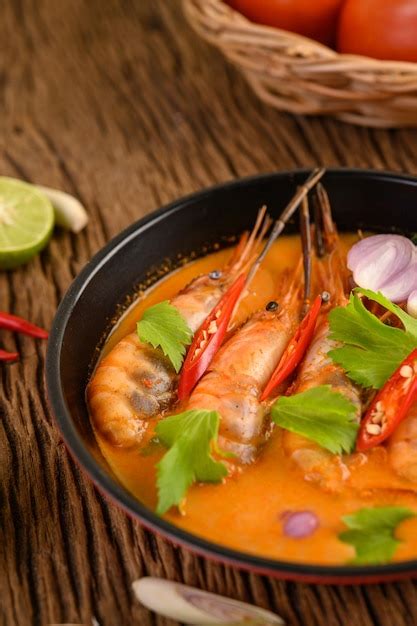 Premium Photo Tom Yum Kung Thai Hot Spicy Soup Shrimp With Lemon Grasslemongalangal And Chilli