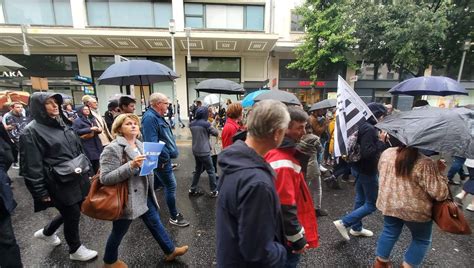 En Images Nantes Entre Et Personnes Marchent Contre L