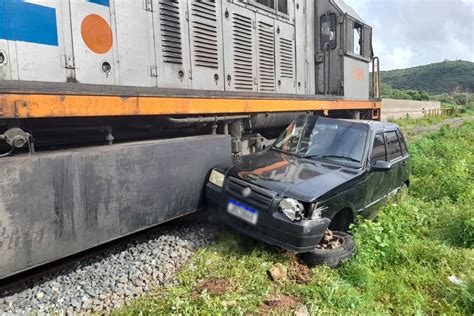 Carro Casal De Livramento De Nossa Senhora Arrastado Por Trem Em